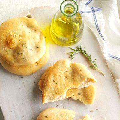 pães achatados de alecrim