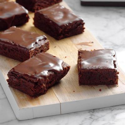 brownies com cobertura de chocolate
