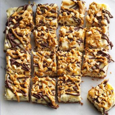 trios sem glúten de escoteiras: barras de cheesecake de amendoim e chocolate