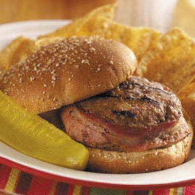 rissóis de carne envoltos em bacon