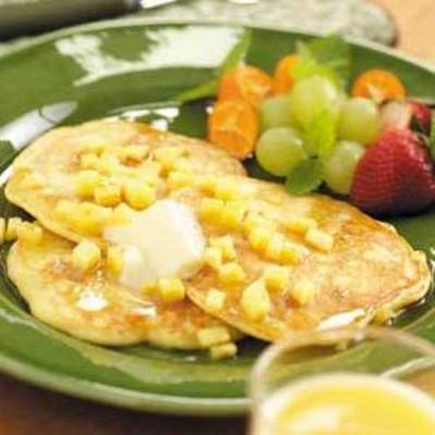 panquecas de fubá com xarope de maple abacaxi