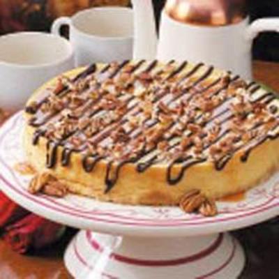 cheesecake com cobertura de chocolate e caramelo