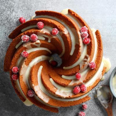 bolo de limão-baga com sorvete de baunilha e frutas frescas