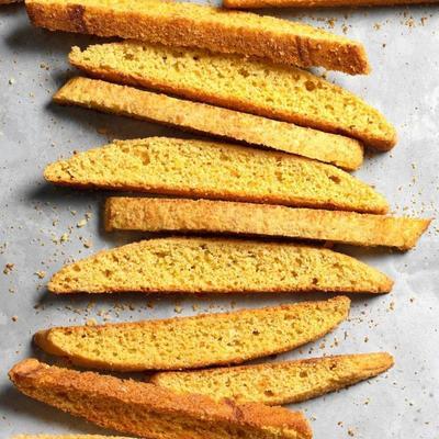 biscotti de pão de milho cajun de queijo