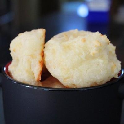 pão de queijo crocante brasileiro