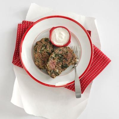 bolo de carne grego com molho tzatziki