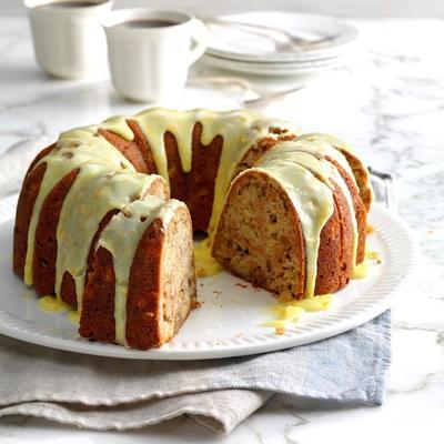 bolo de especiarias de noz de maçã com esmalte de laranja-cidra