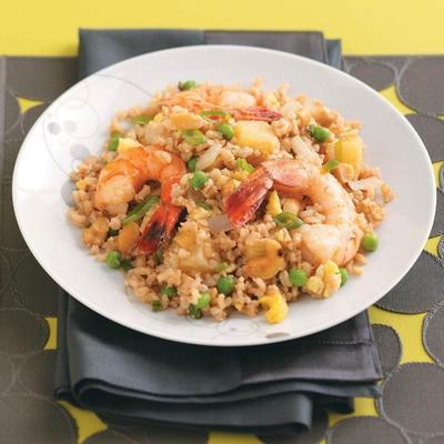 Arroz frito com camarão e ananás