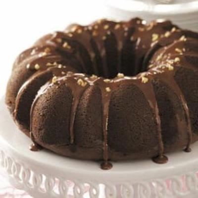 bolo de chocolate fantasia partido com cobertura de rum de mocha