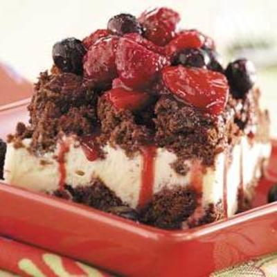 Bolo de sorvete de brownie com framboesa