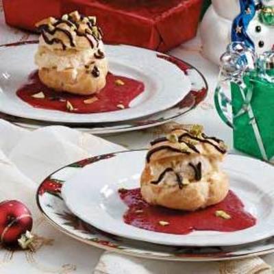 bolinhos de creme com molho de framboesa