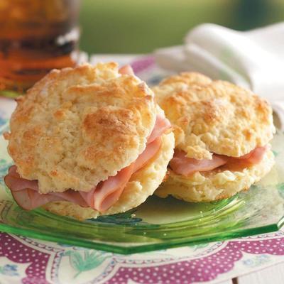 biscoitos de queijo com presunto