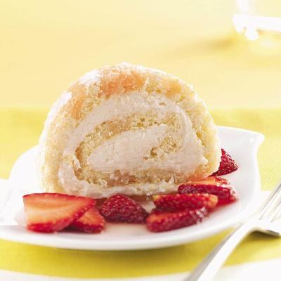 rolo de creme com molho de morango