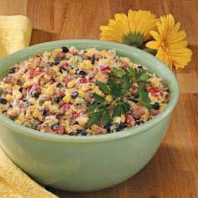 salada de confetes de pão de milho