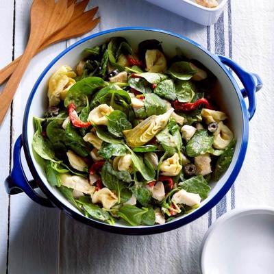 salada de tortellini com molho de cebola assada