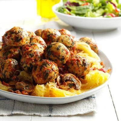 almôndegas de espinafre frango em molho de cogumelos de tomate sobre squash de espaguete