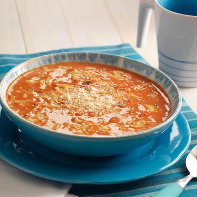 sopa de orzo de manjericão tomate
