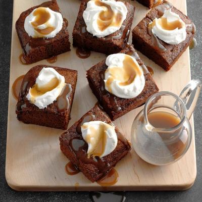 Bolo de gengibre da vovó com calda de caramelo