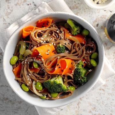 tigela de macarrão edamame e soba