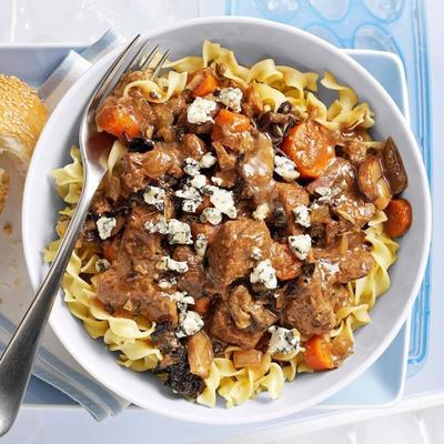 carne de bovino e cogumelo guisado com queijo azul