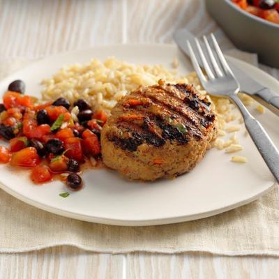 patty de peru com arroz, feijão preto e tomates e pimentões