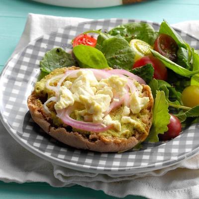 mini pizzas de feta e erva