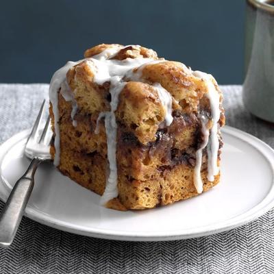 Caçarola de rolo de canela com cobertura de streusel