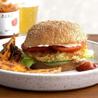 cheeseburgers de brócolis com fritas doces picantes