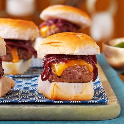 sliders de hambúrguer fresco com cebolas de vinho tinto