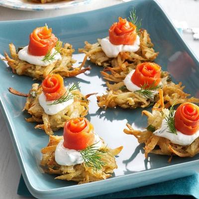 parsnip latkes com salmão defumado e rábano creme fraiche