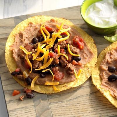 tostadas de feijão preto e carne