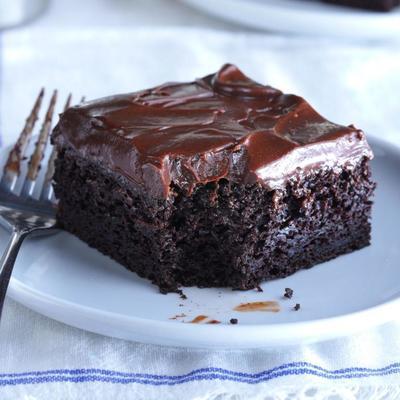 uma tigela de chocolate bolo de abobrinha
