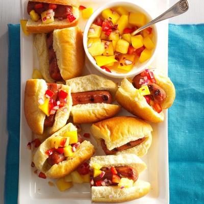sliders de cachorro-quente com molho de manga-abacaxi sliders de cachorro-quente com molho de manga-abacaxi