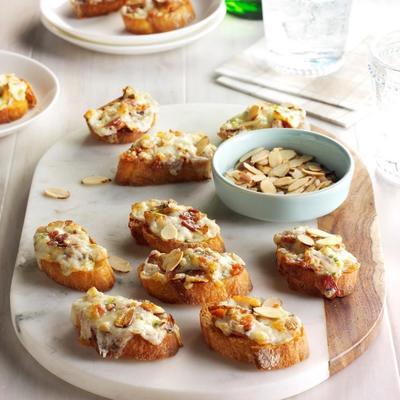 crostini de queijo de amêndoa-bacon