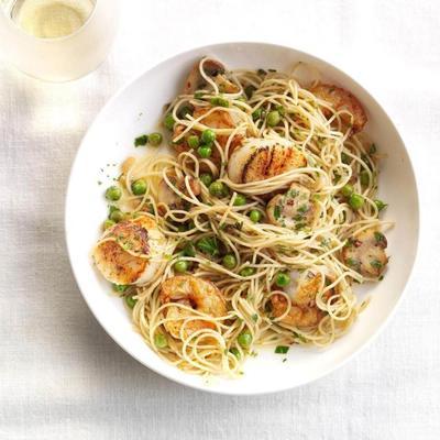vieiras salteadas e simp sobre a massa de cabelo agel
