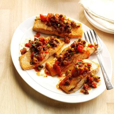 salmão grelhado com chouriço, laranja, molho de azeitona