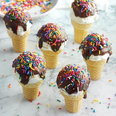 bolinhos mergulhados do cone de gelado do chocolate