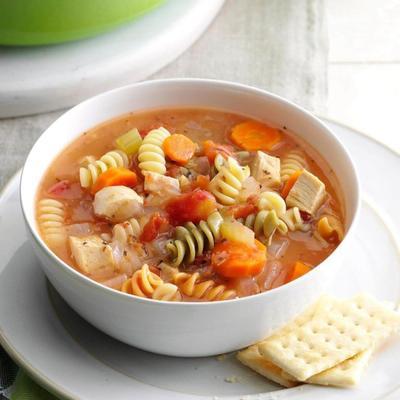 sopa de frango macarrão encaracolado
