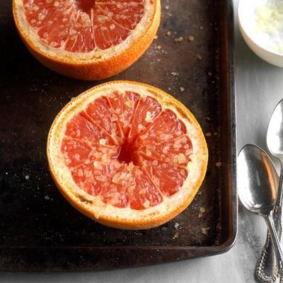 toranja morna com cobertura de açúcar refinado