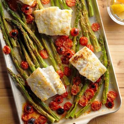 espargos e tomate assado de bacalhau