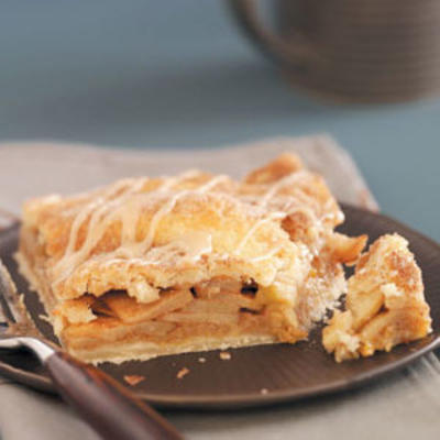 quadrados de torta de maçã vitrificada