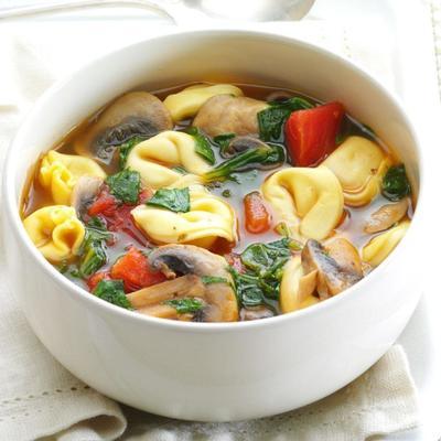 sopa de tortellini de cogumelos