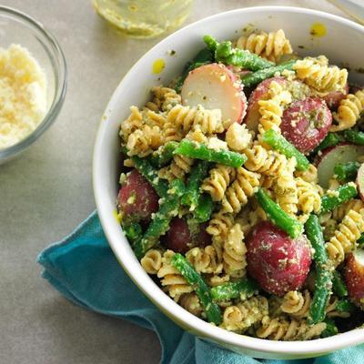 macarrão pesto com feijão verde e batata vermelha