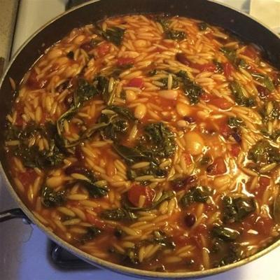 sopa de orzo de tomate com couve
