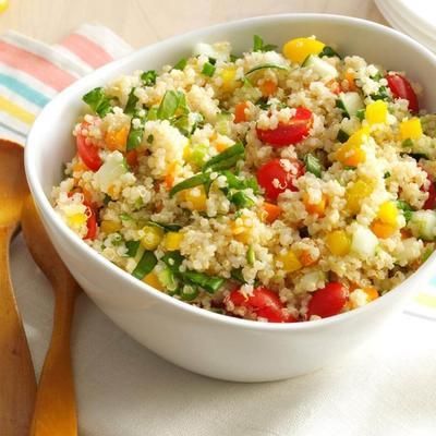 tigela de salada de quinoa de verão