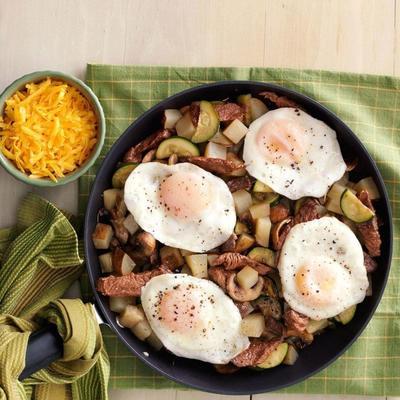 bife e cogumelo pequeno-almoço hash