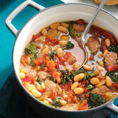 sopa de salsicha italiana com feijão branco, couve e tomate seco