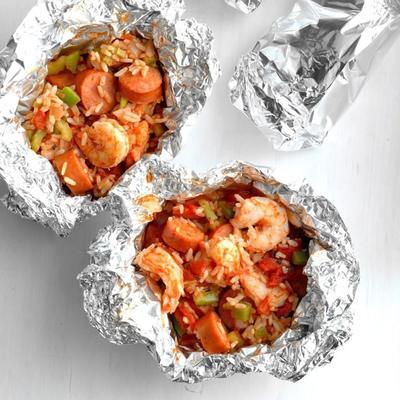 pacote de folha de camarão e linguiça jambalaya