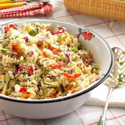 salada de ramen crocante