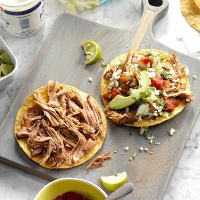 tostadas de carnitas de cal-chipotle